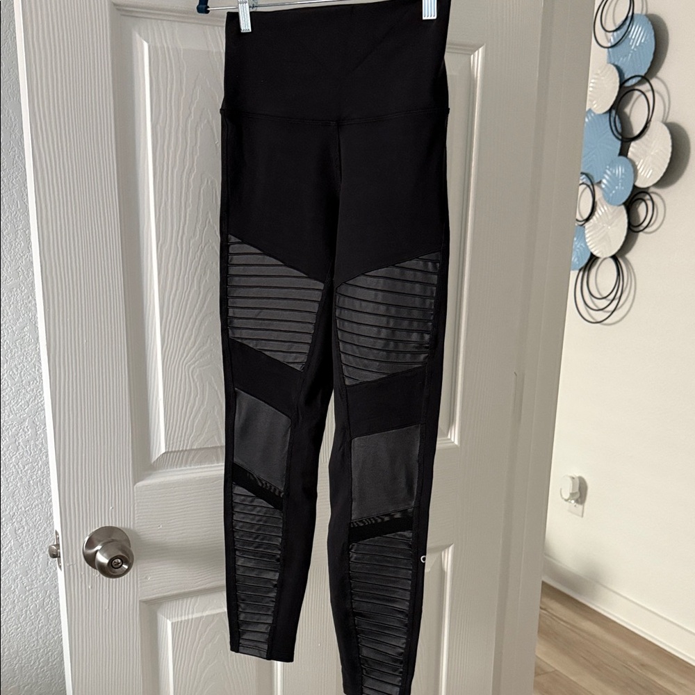 ALO Motto Yoga Black Leggings with Mesh Accents